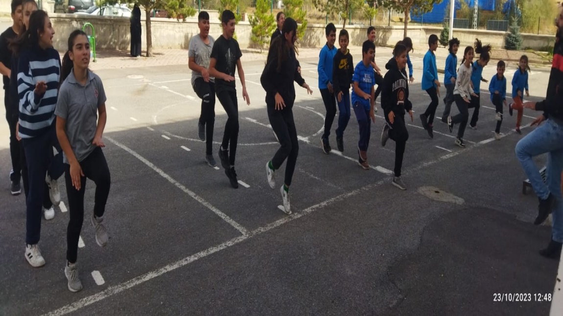Hareketli Yaşam ve Sportif Faaliyetler kapsamında okulumuzda öğrencilerimizle egzersiz yapıyoruz