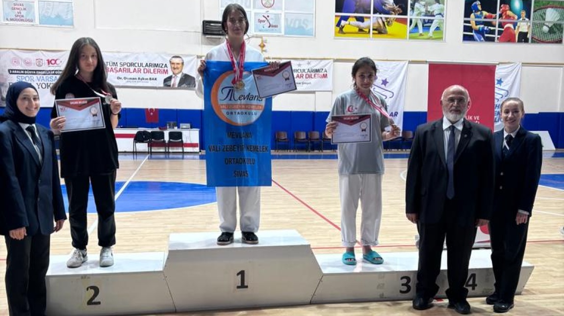 Sivas Okullar Arası  Karate Müsabakalarında Öğrencimiz Elif Naz MUYAN 3.olmuştur.Öğrencimizi tebrik ediyor başarılarının devamını diliyoruz.